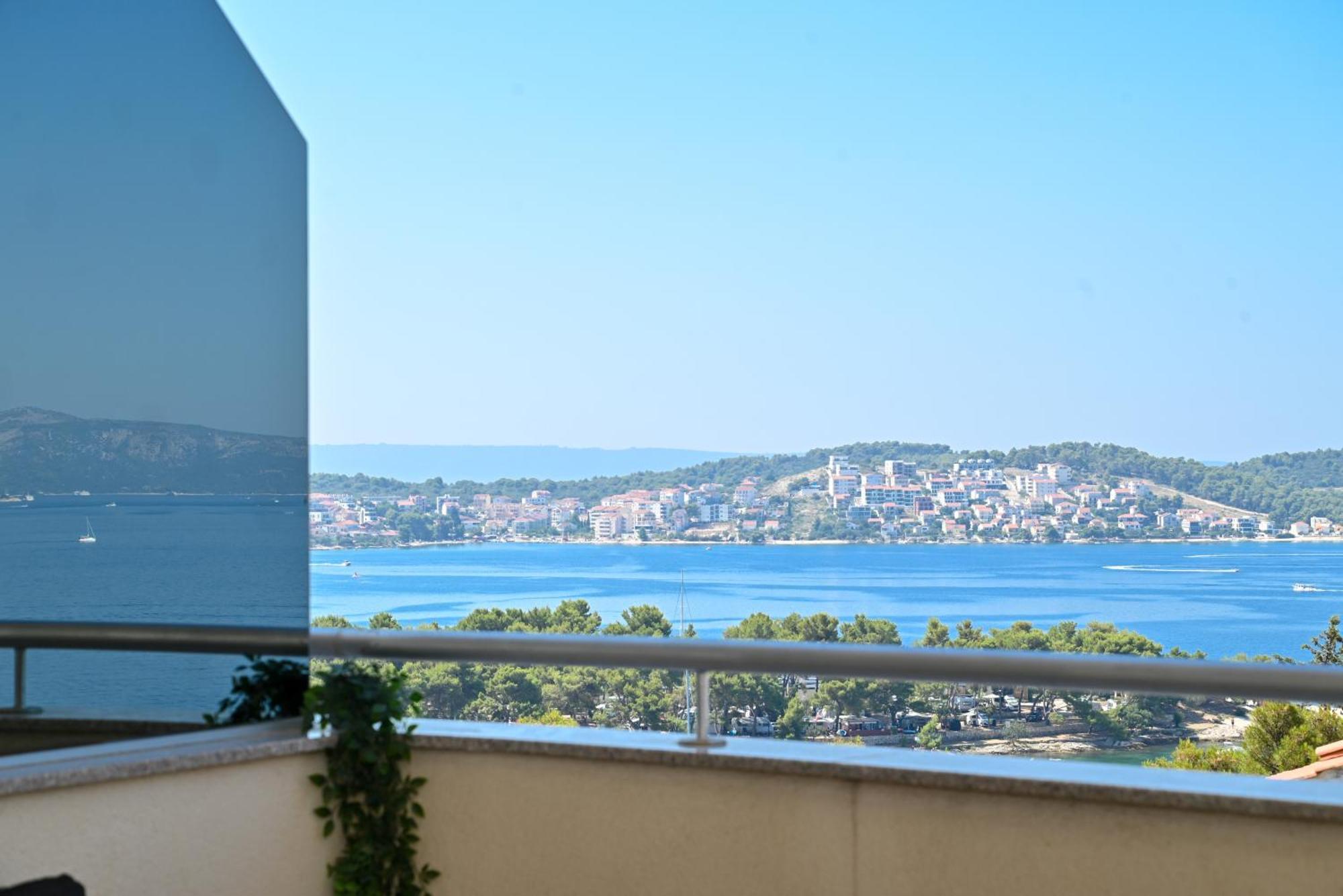 Sunny Place With Sea View Трогир Экстерьер фото